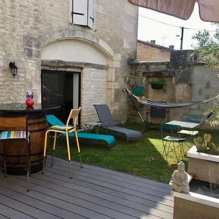 Bed and Breakfast Le Nid De Sigogne Екстер'єр фото