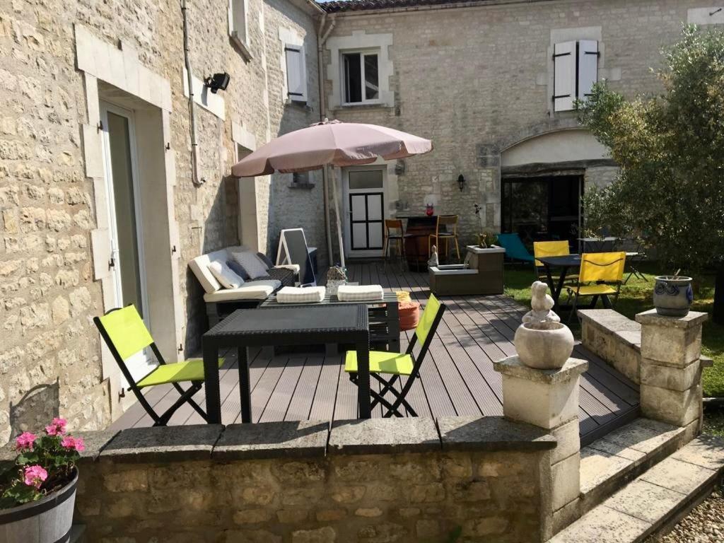 Bed and Breakfast Le Nid De Sigogne Екстер'єр фото