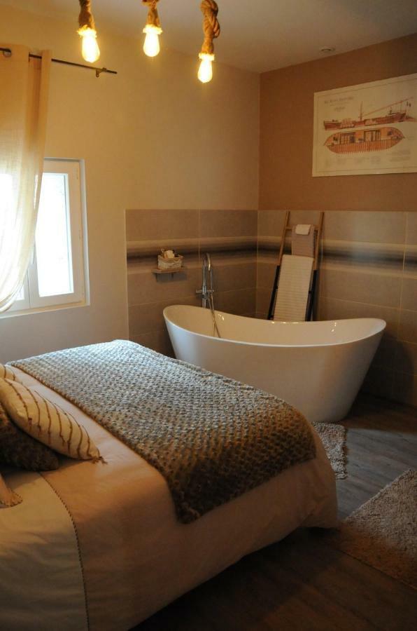 Bed and Breakfast Le Nid De Sigogne Екстер'єр фото